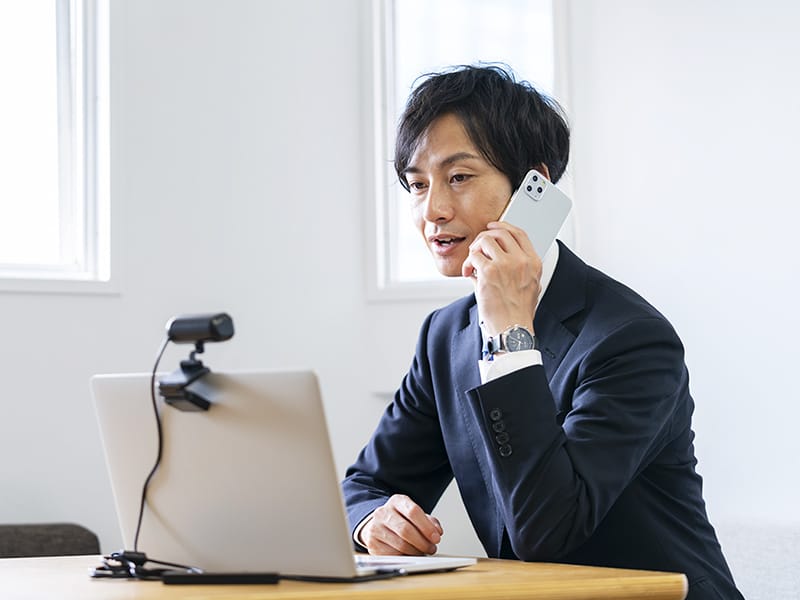 電話対応をする男性