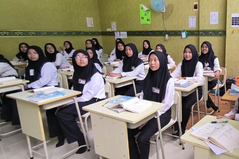 教室で授業を受ける学生たち